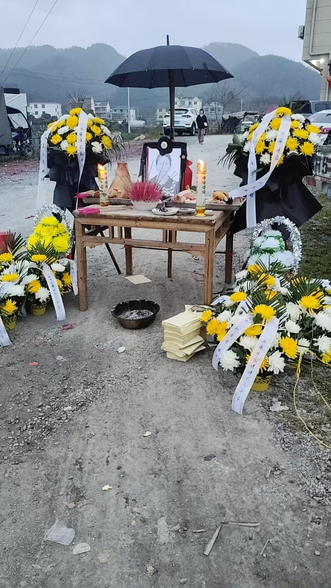 路边的灵桌 | 300