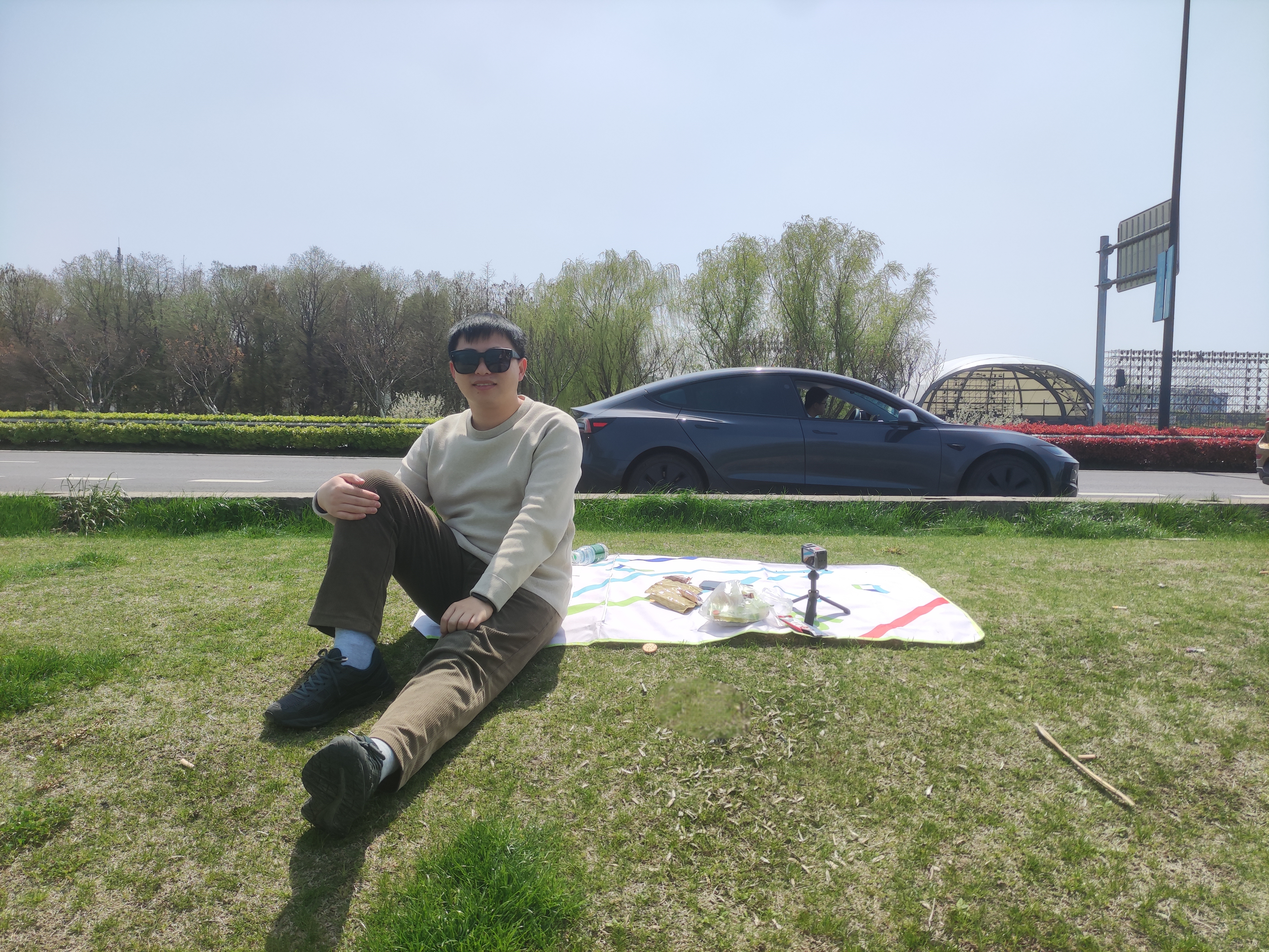 坐在草坪上 | 500